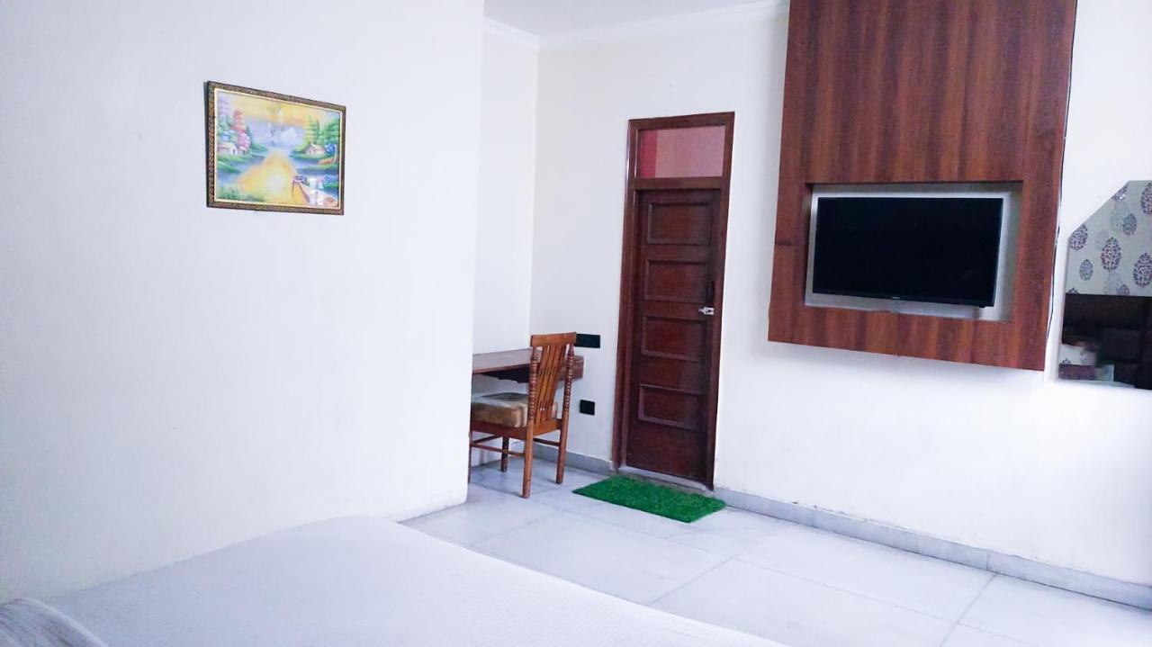 Hotel Roomshala 069 Harshi Residency - Janankpuri 3*
