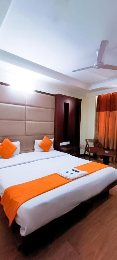 Roomshala 038 Imperial - Nehru Enclave 3*