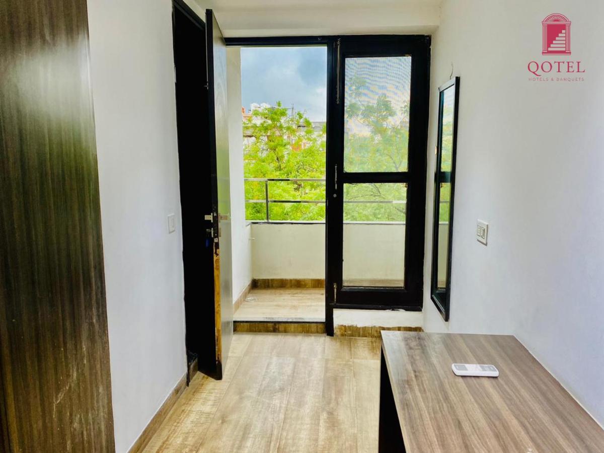Qotel Rajouri Garden Above Ritu Marbles, Near Rajouri Garden Metro Station-couple Friendly *