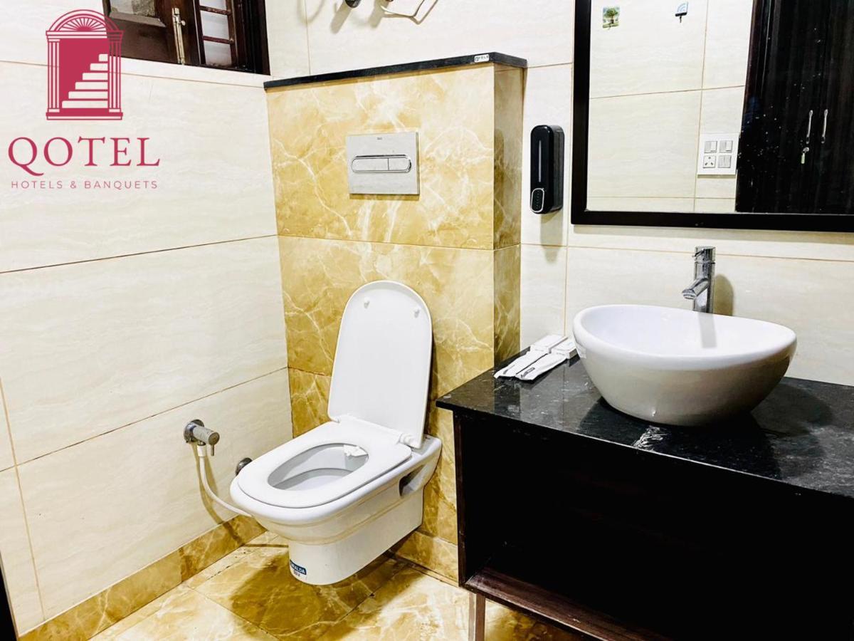 Qotel Rajouri Garden Above Ritu Marbles, Near Rajouri Garden Metro Station-couple Friendly Hotel