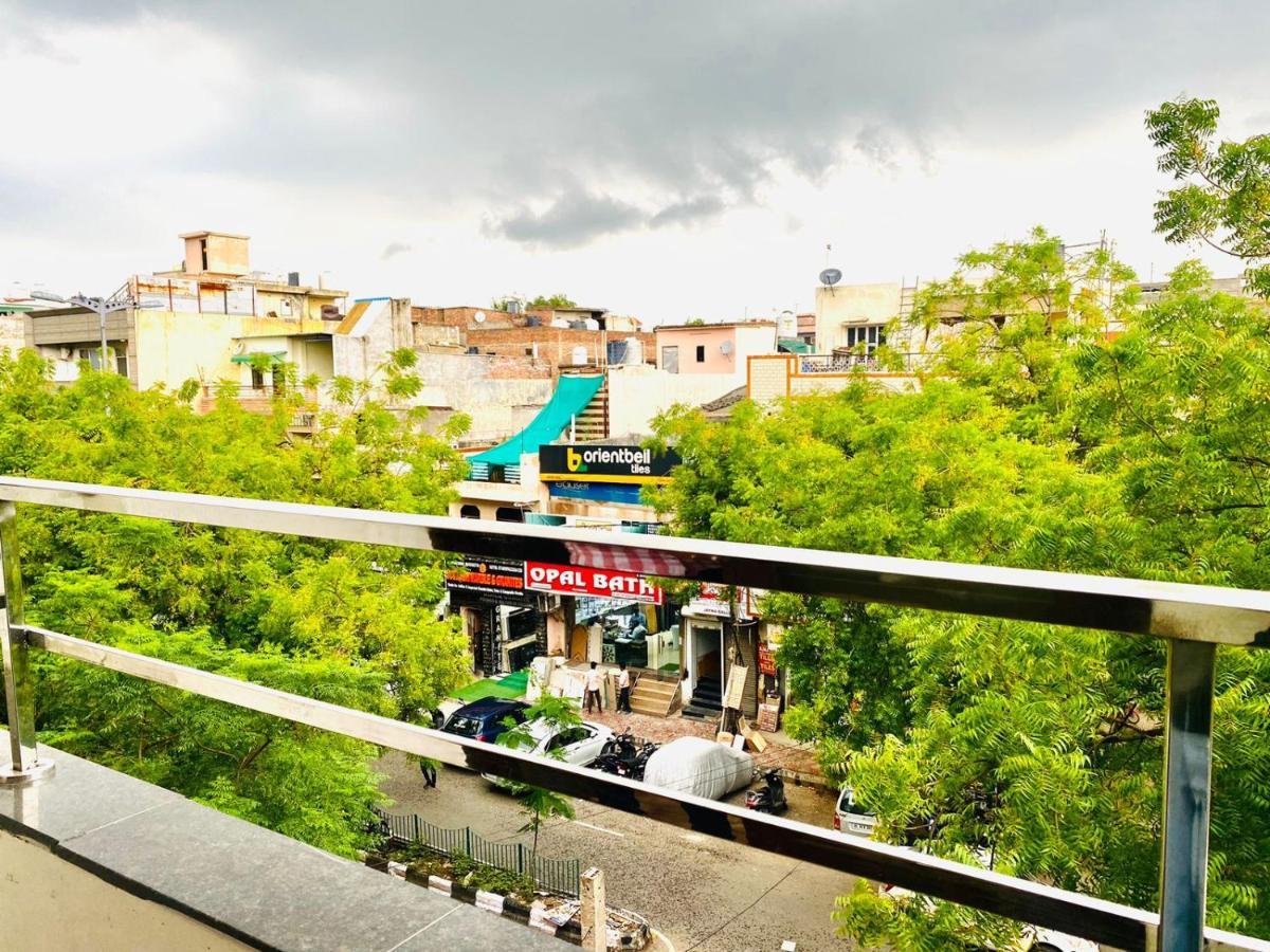 Qotel Rajouri Garden Above Ritu Marbles, Near Rajouri Garden Metro Station-couple Friendly *