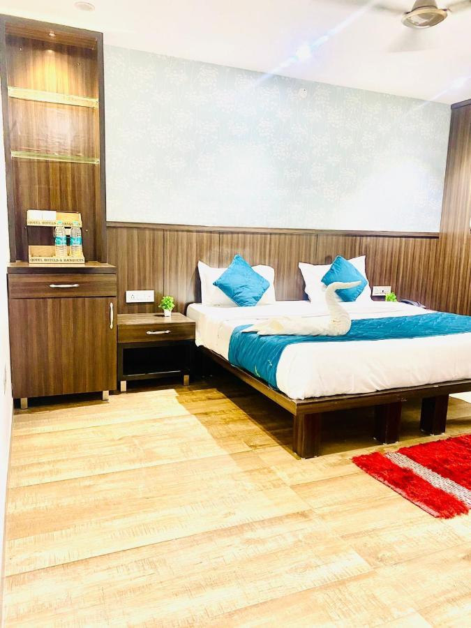 Qotel Rajouri Garden Above Ritu Marbles, Near Rajouri Garden Metro Station-couple Friendly Hotel