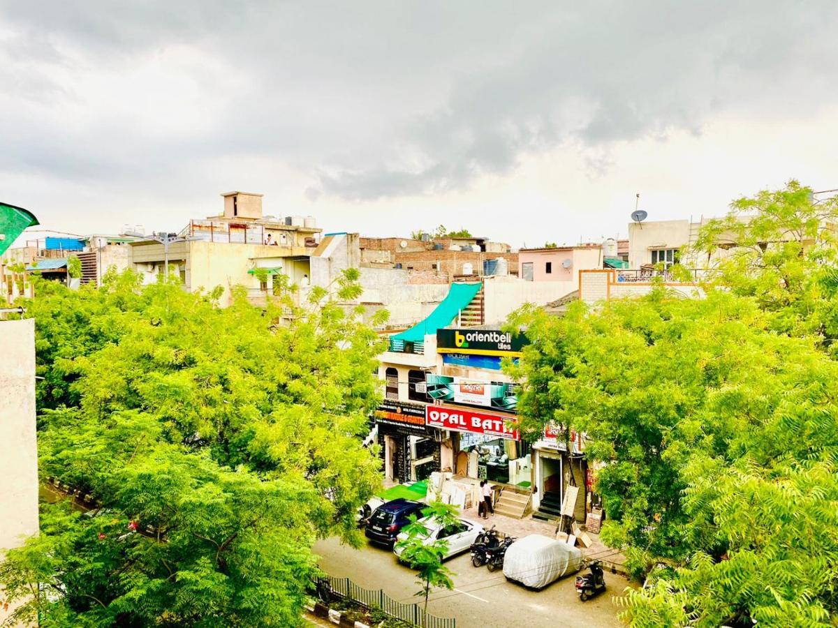 Qotel Rajouri Garden Above Ritu Marbles, Near Rajouri Garden Metro Station-couple Friendly *
