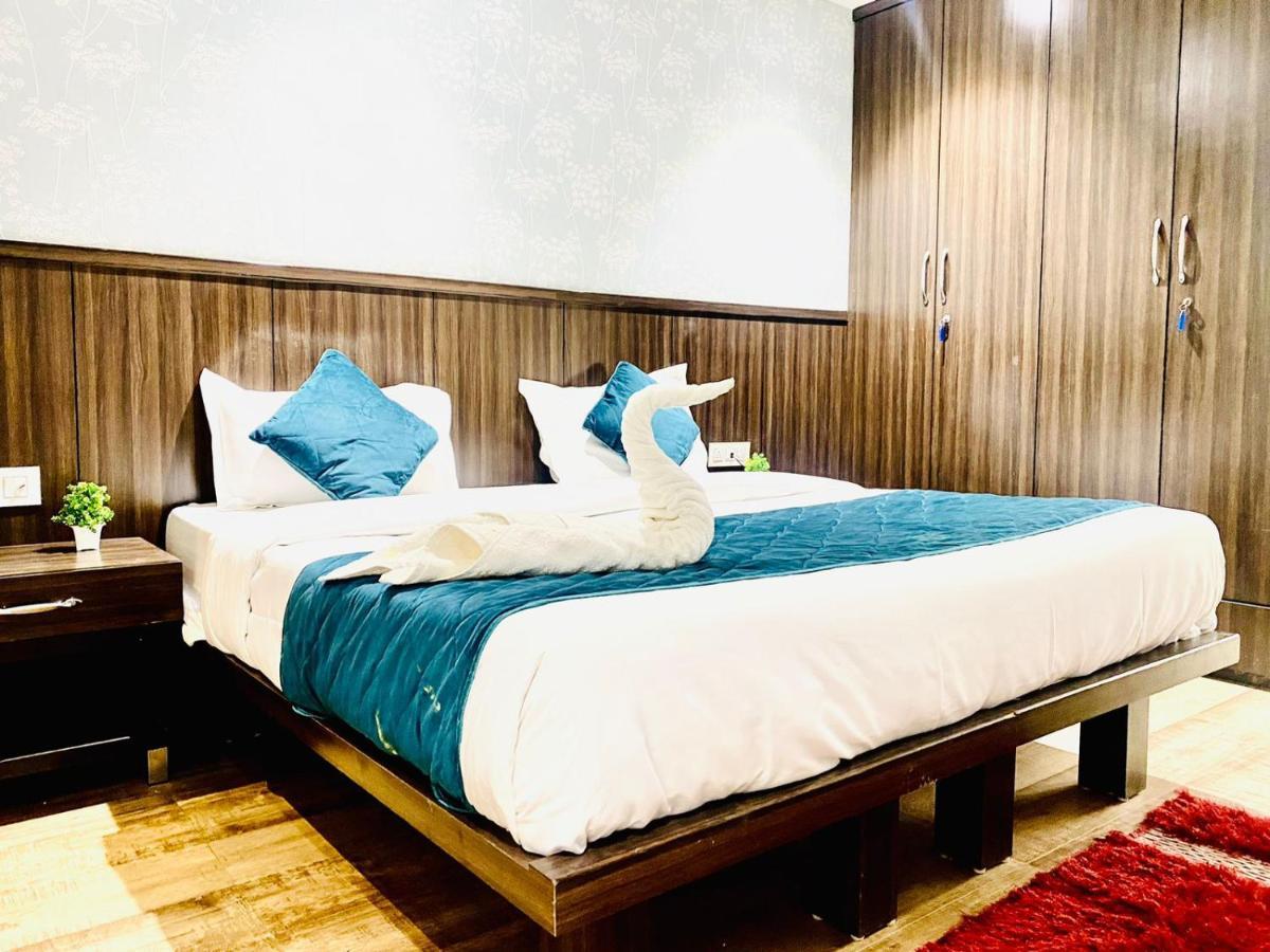 Hotel Qotel Rajouri Garden Above Ritu Marbles, Near Rajouri Garden Metro Station-couple Friendly Nova Deli