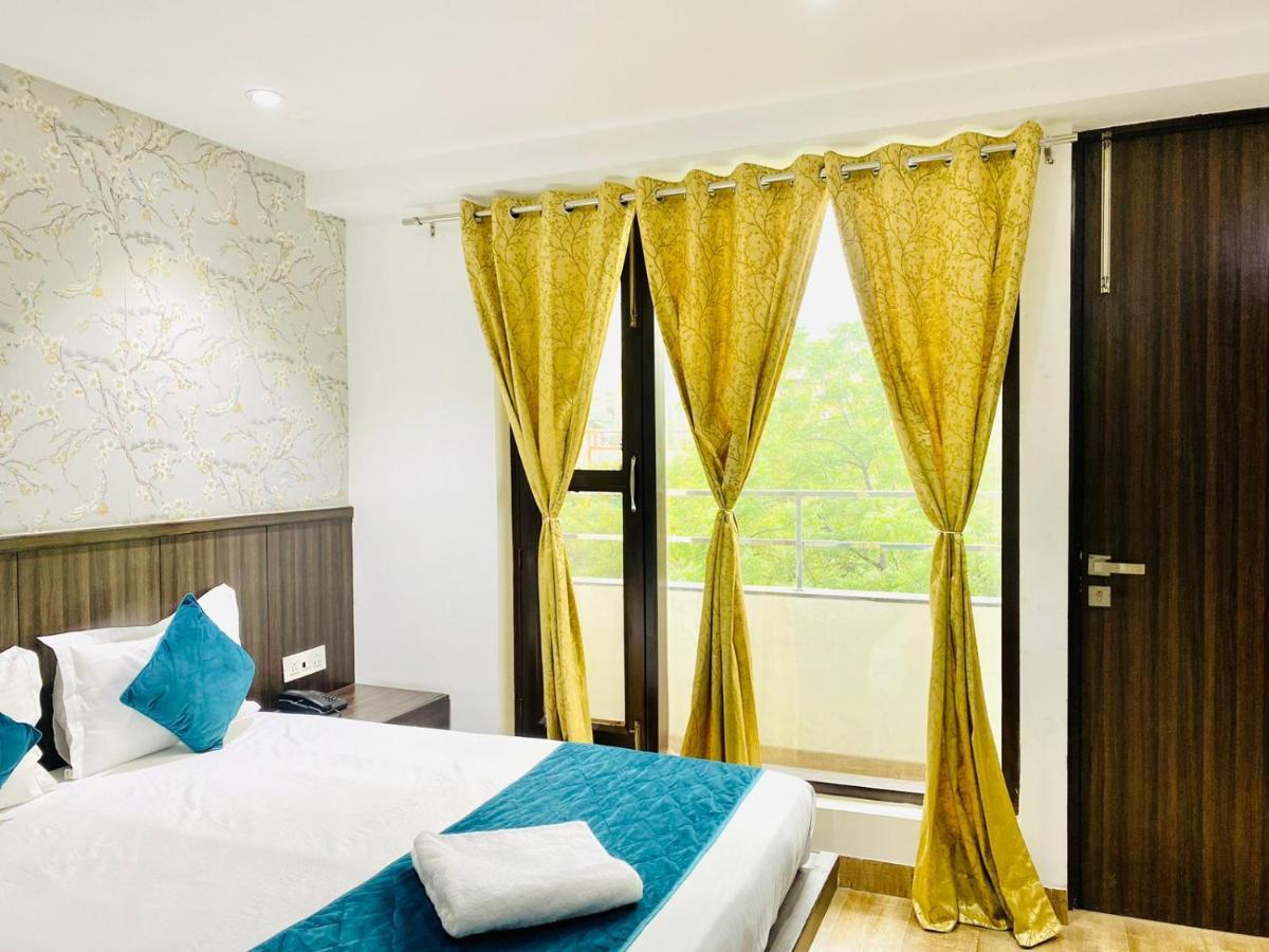 Hotel Qotel Rajouri Garden Above Ritu Marbles, Near Rajouri Garden Metro Station-couple Friendly Nova Deli