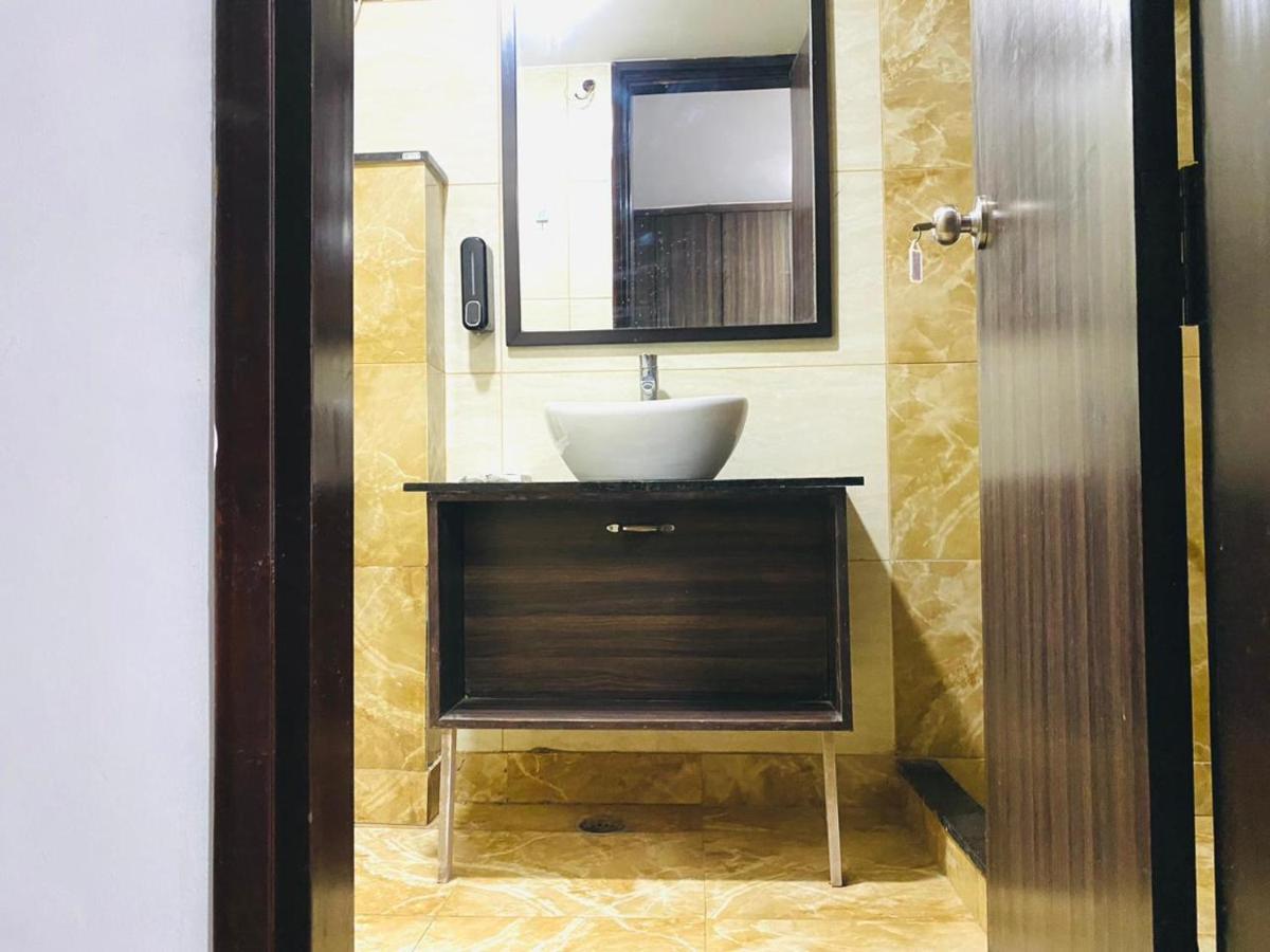 Qotel Rajouri Garden Above Ritu Marbles, Near Rajouri Garden Metro Station-couple Friendly