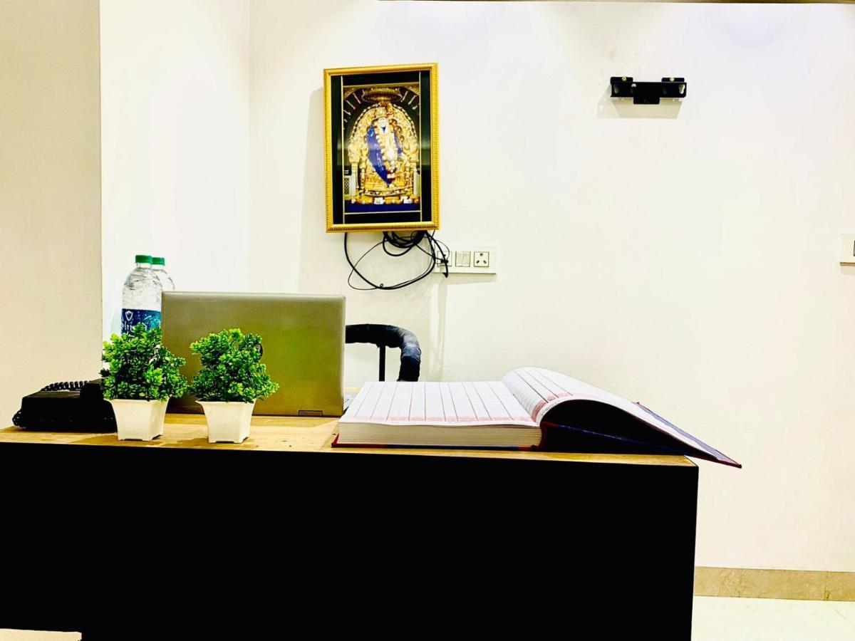 Qotel Rajouri Garden Above Ritu Marbles, Near Rajouri Garden Metro Station-couple Friendly *