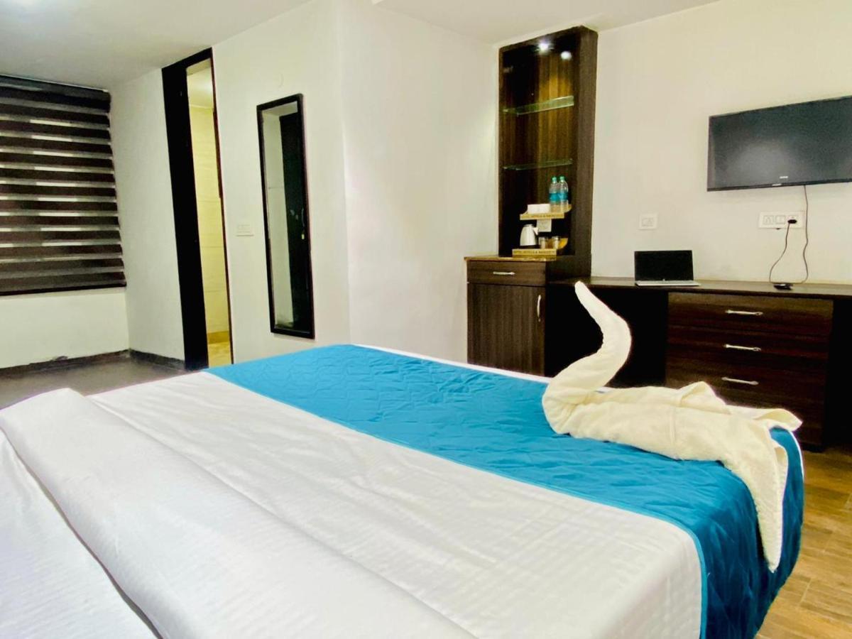 Qotel Rajouri Garden Above Ritu Marbles, Near Rajouri Garden Metro Station-couple Friendly Nova Deli