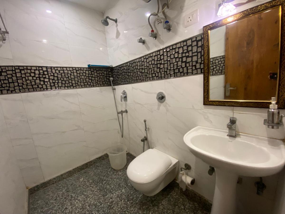 Hotel Red Coral - Netaji Subhash Place, Pitampura 3*