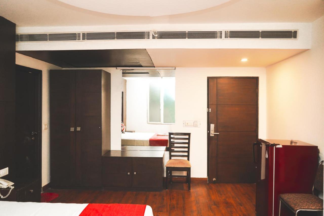 Roomshala 104 Billions - Opposite Ryan Farms, Kapasheraa Road Hotel