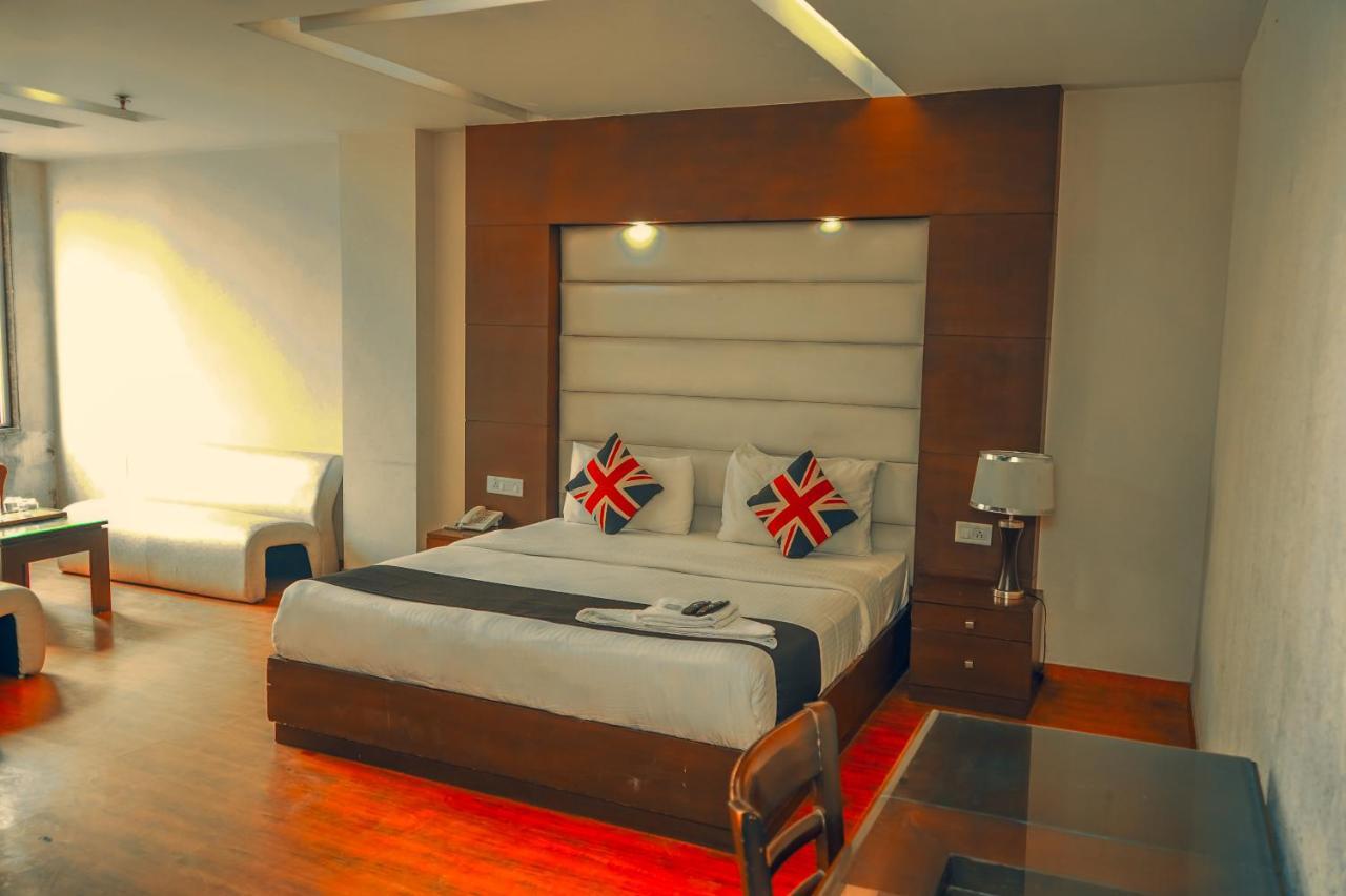 Roomshala 104 Billions - Opposite Ryan Farms, Kapasheraa Road 3*