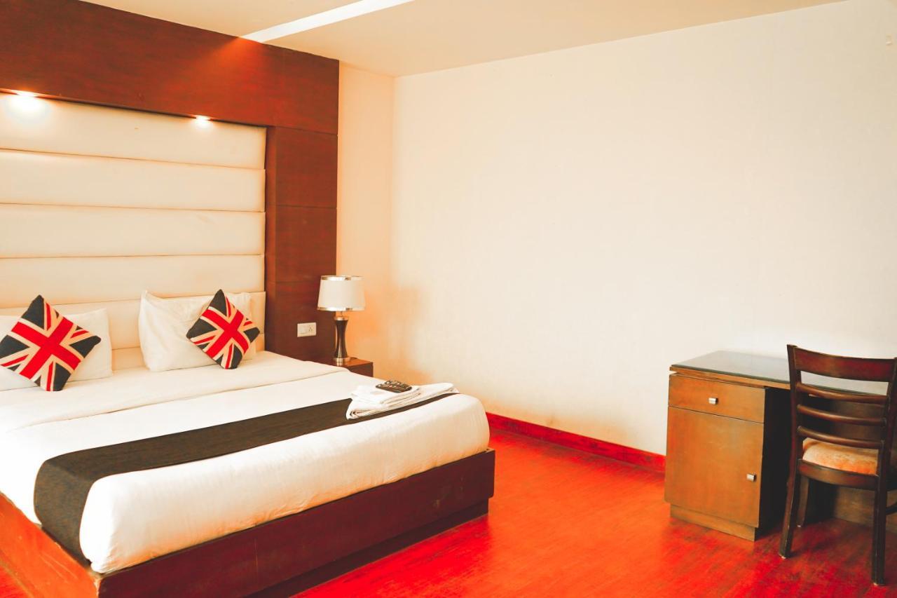 Hotel Roomshala 104 Billions - Opposite Ryan Farms, Kapasheraa Road