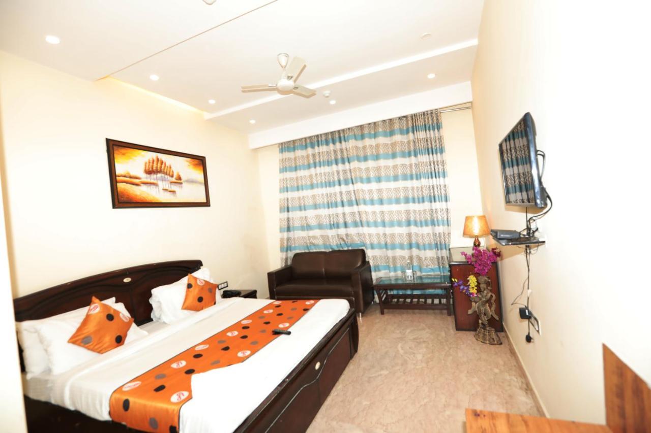 Hotel Red Coral - Netaji Subhash Place, Pitampura