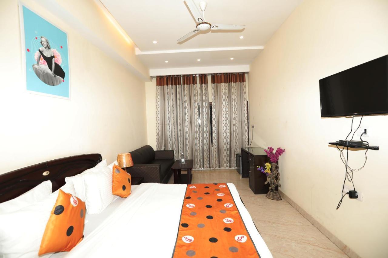 Hotel Red Coral - Netaji Subhash Place, Pitampura