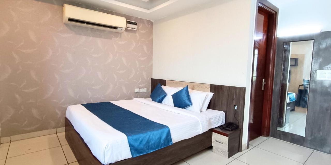 Bellmont East Delhi Hotel 3*