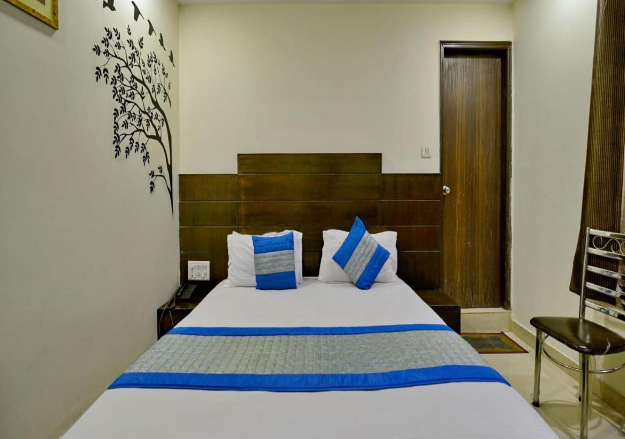 Hotel Prime Keshaw Homely In Main Road Building Nova Deli