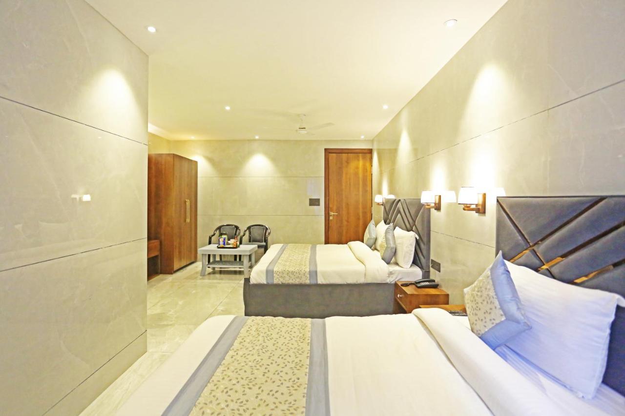 Preet 05 Mints Walking Distance Nizamuddin Railway Station Hotel