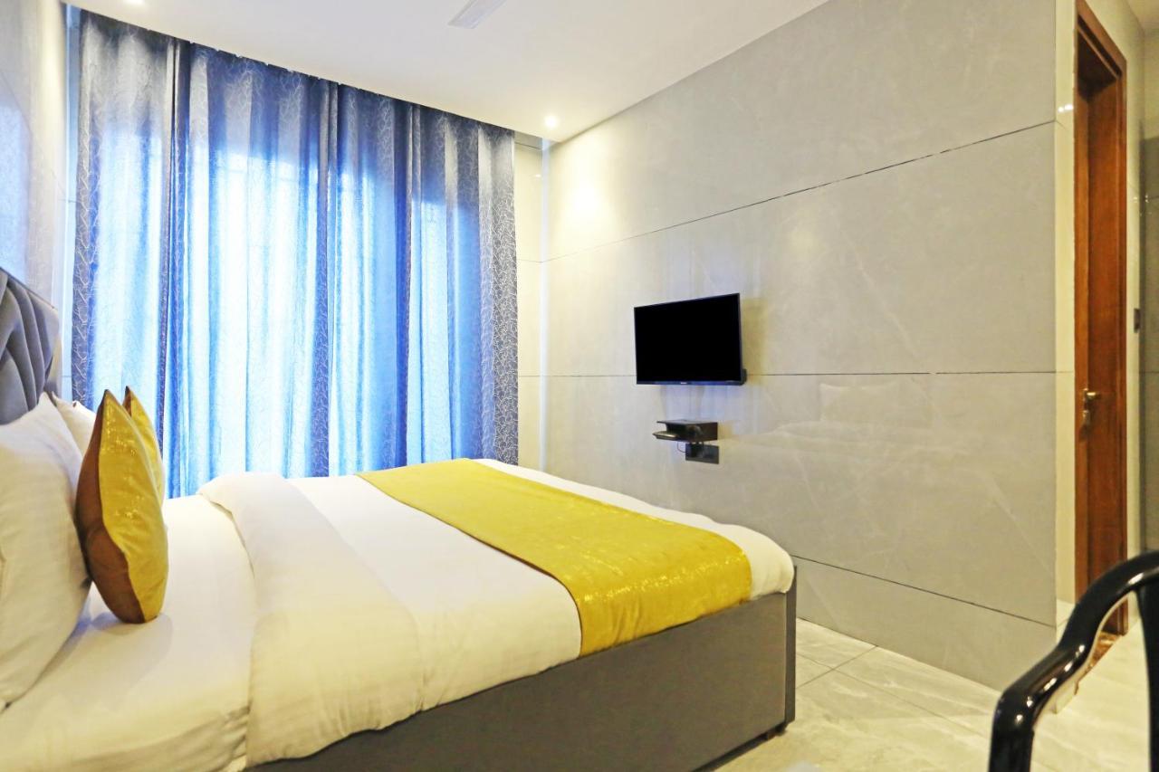 Preet 05 Mints Walking Distance Nizamuddin Railway Station Hotel 4*