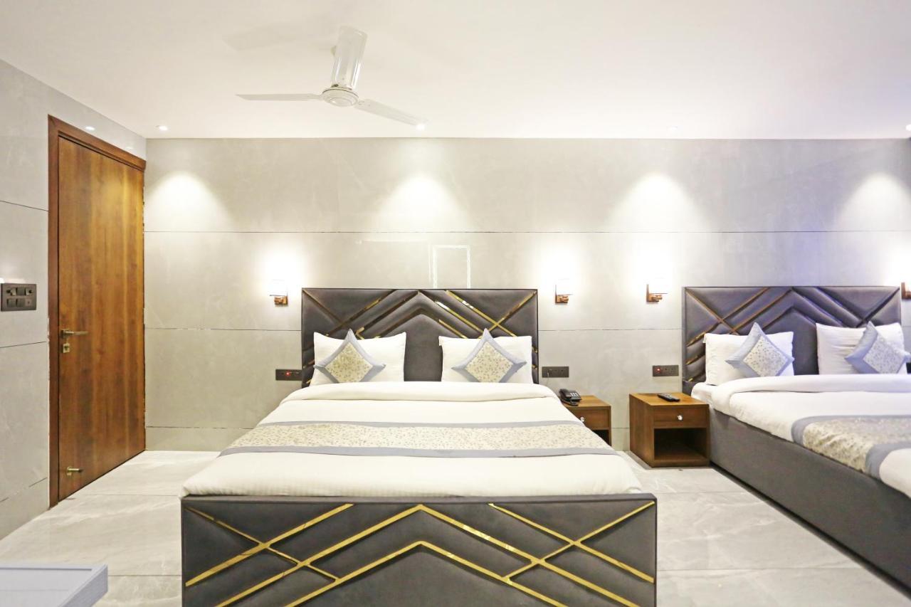 Preet 05 Mints Walking Distance Nizamuddin Railway Station 4*