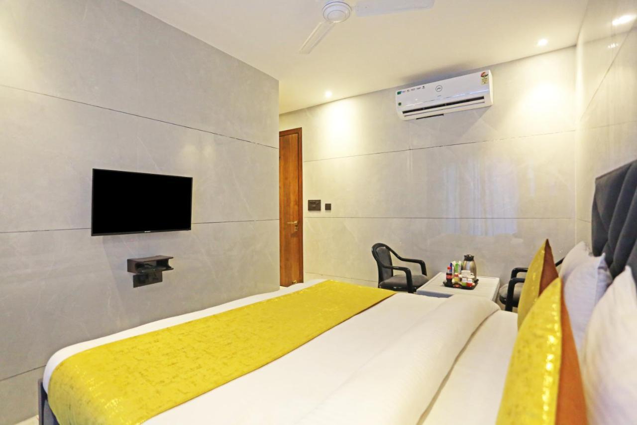 Preet 05 Mints Walking Distance Nizamuddin Railway Station Hotel 4*