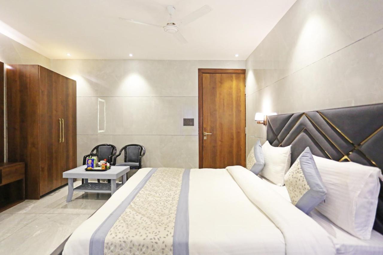 Preet 05 Mints Walking Distance Nizamuddin Railway Station Hotel 4*