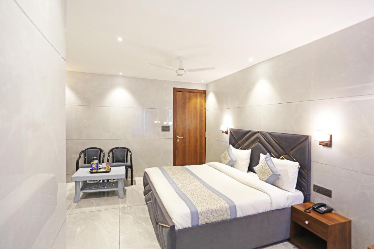 Hotel Preet 05 Mints Walking Distance Nizamuddin Railway Station