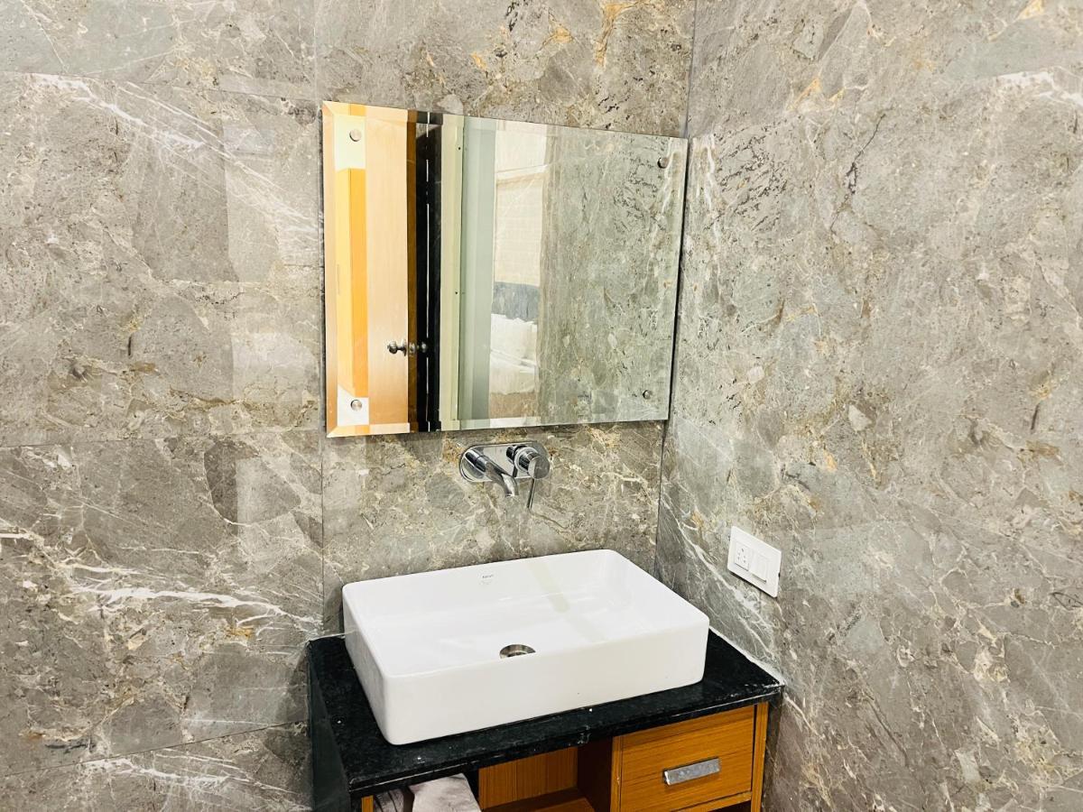 Qotel Nirvana Jasola Couple Friendly Hotel