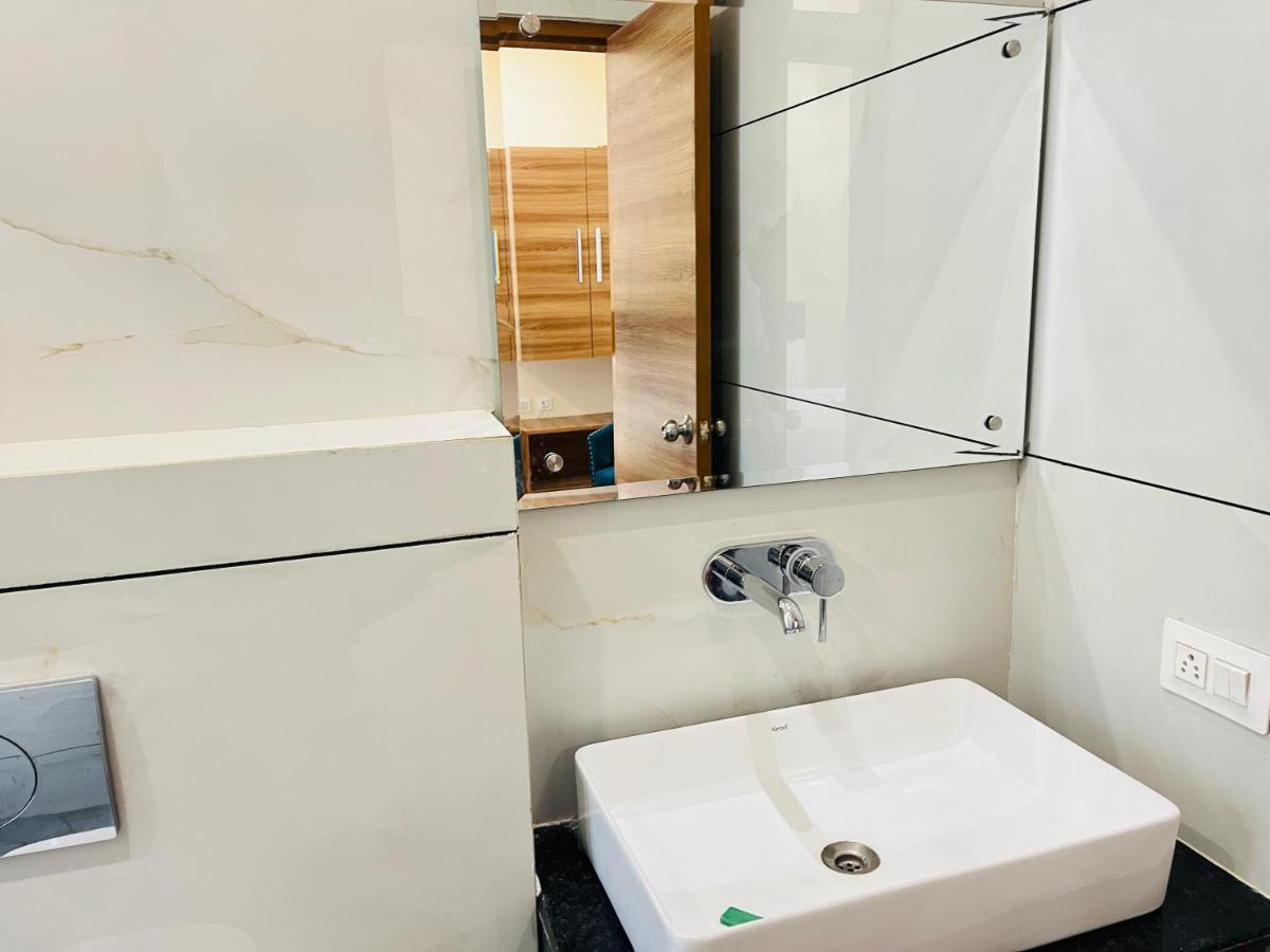 Qotel Nirvana Jasola Couple Friendly Hotel