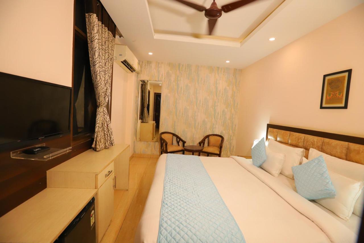 Qotel Nirvana Jasola Couple Friendly Hotel