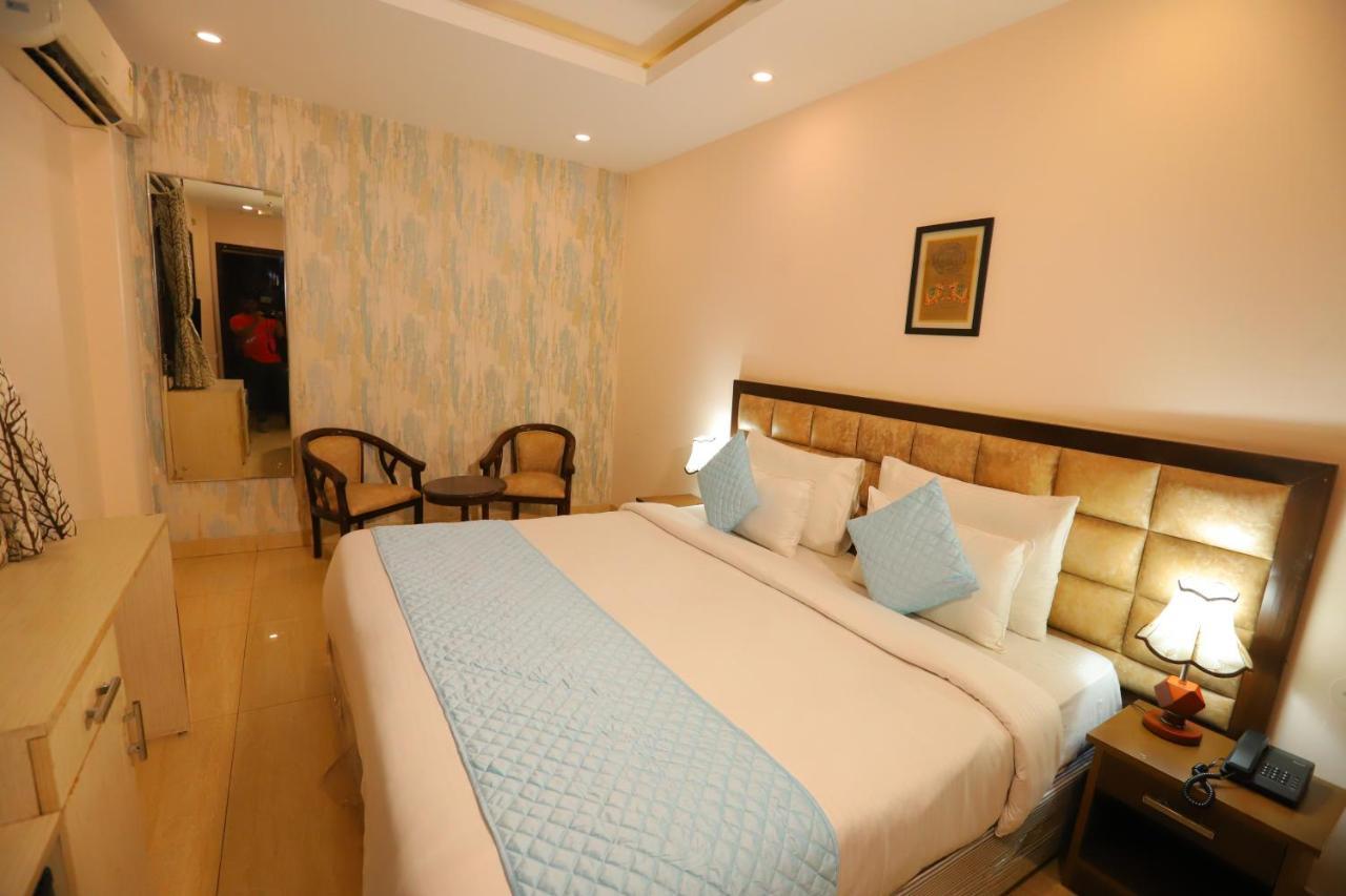 Hotel Qotel Nirvana Jasola Couple Friendly 3*