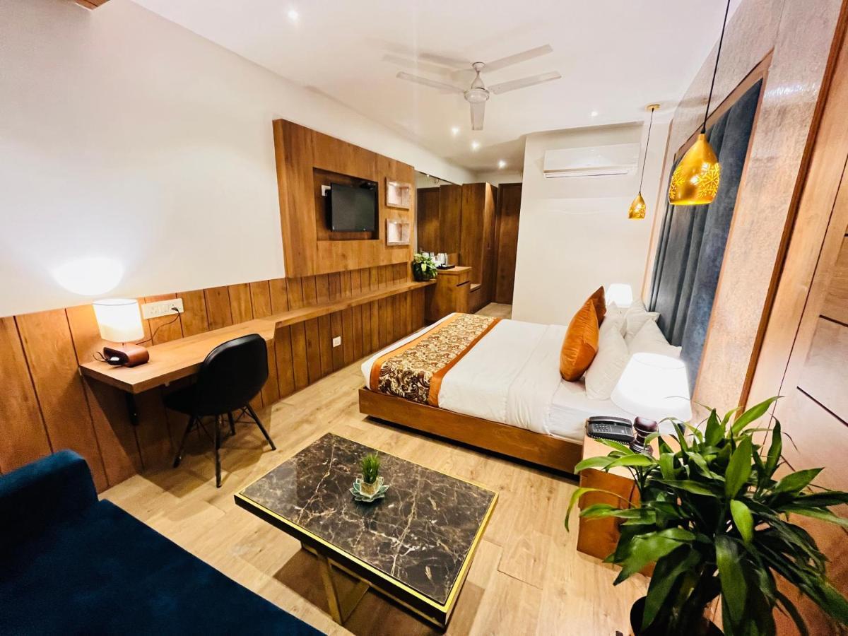 Royal Palace @ Patel Nagar Metro Station Hotel 3*