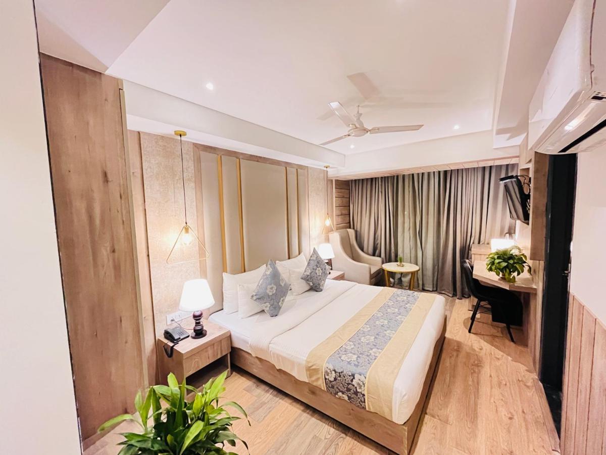 Hotel Royal Palace @ Patel Nagar Metro Station New Delhi