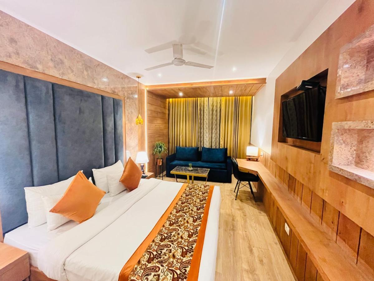 Hotel Royal Palace @ Patel Nagar Metro Station