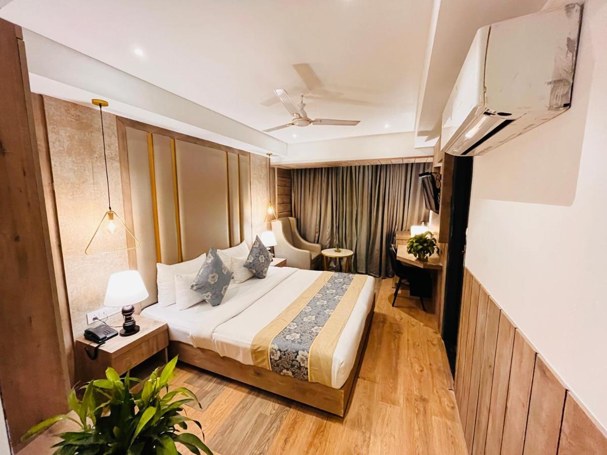 Royal Palace @ Patel Nagar Metro Station Hotel 3*