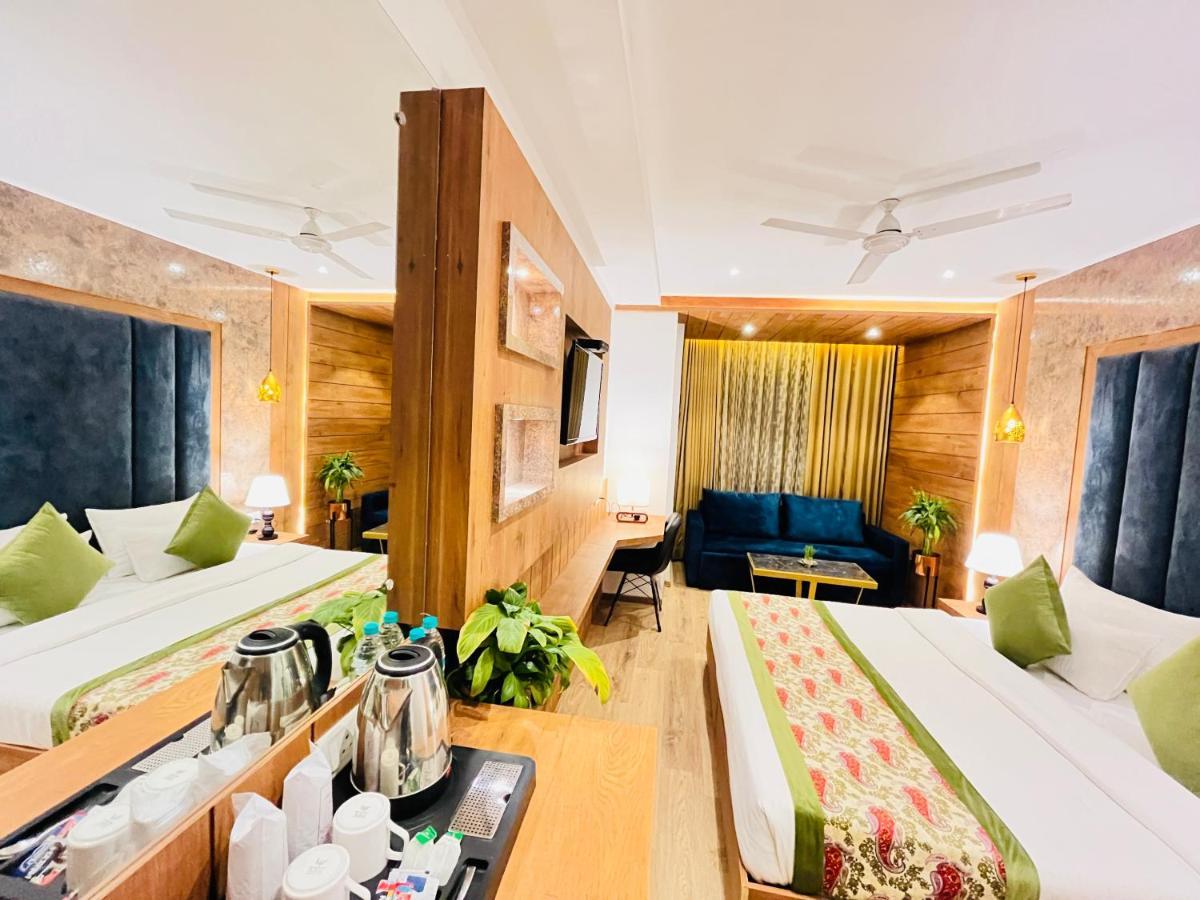 Hotel Royal Palace @ Patel Nagar Metro Station 3*