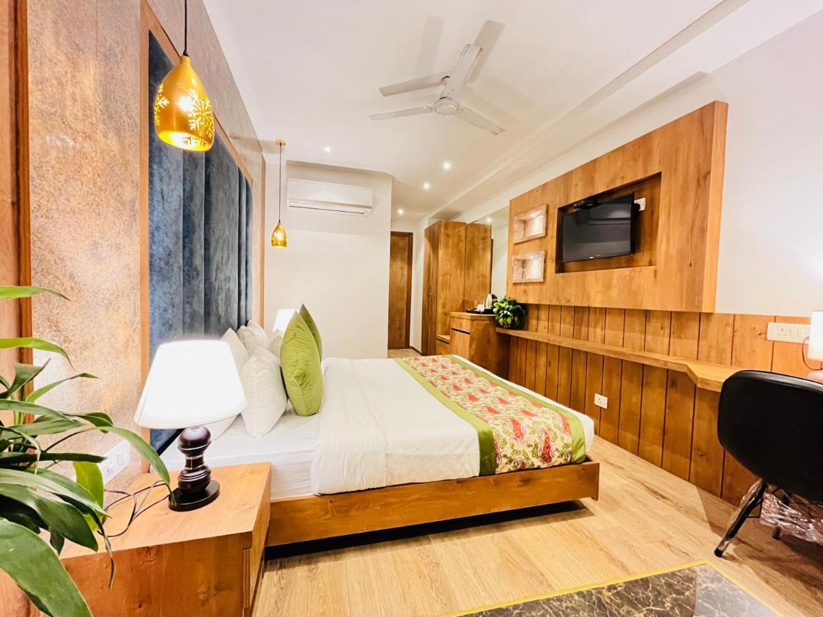 Hotel Royal Palace @ Patel Nagar Metro Station