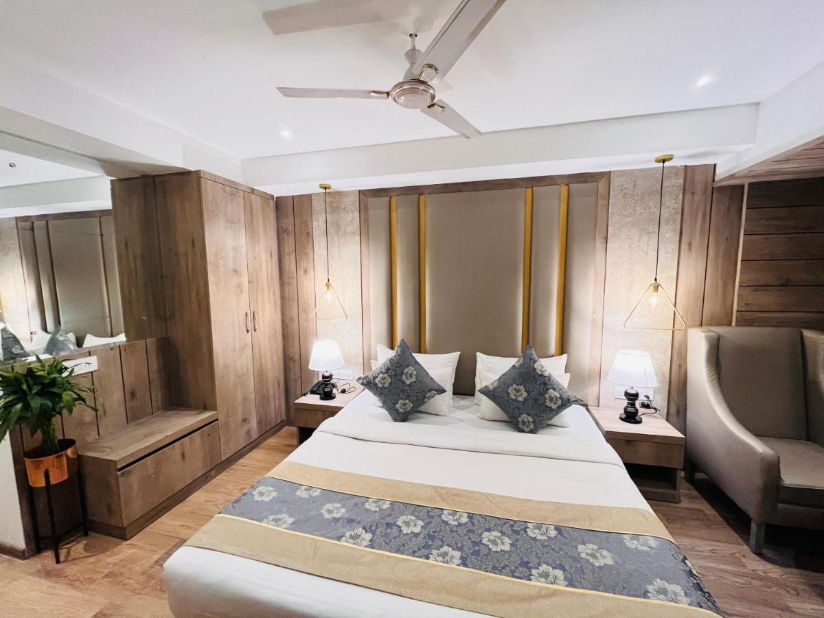 Royal Palace @ Patel Nagar Metro Station Hotel