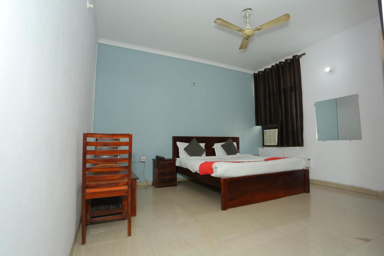 Hotel Roomshala 066 Red Stone - Paschim Vihar 3*