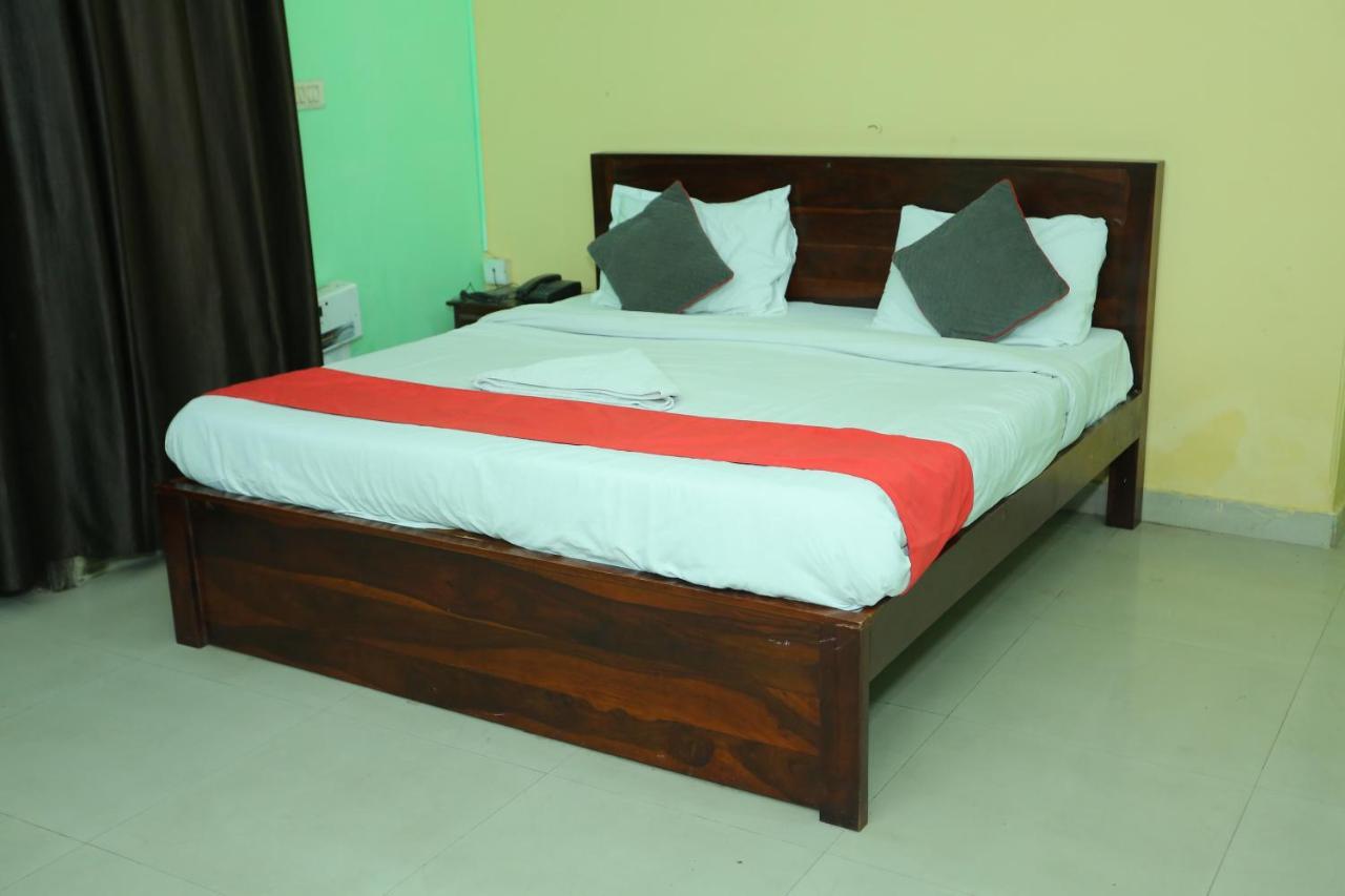 Roomshala 066 Red Stone - Paschim Vihar 3*