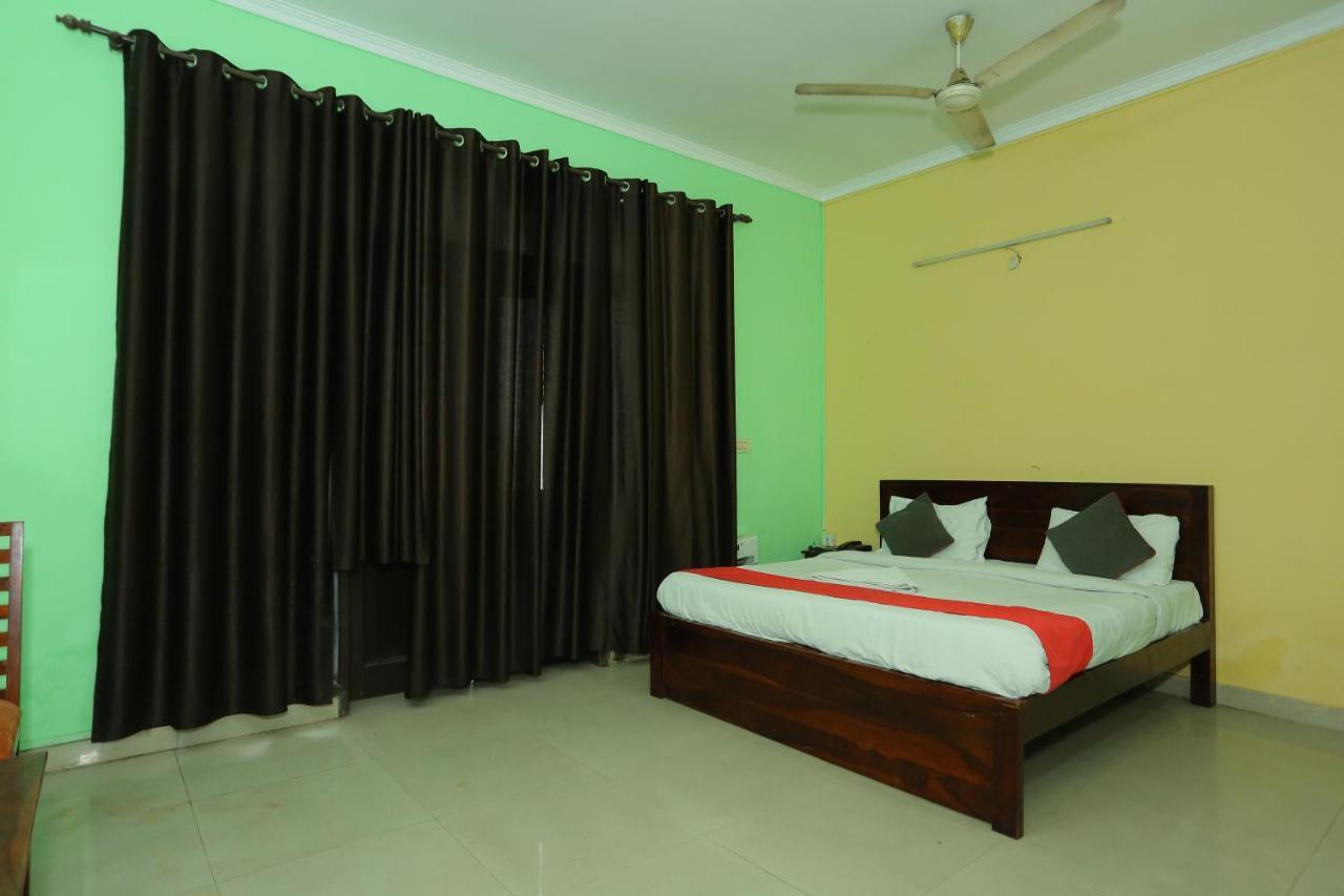 Roomshala 066 Red Stone - Paschim Vihar