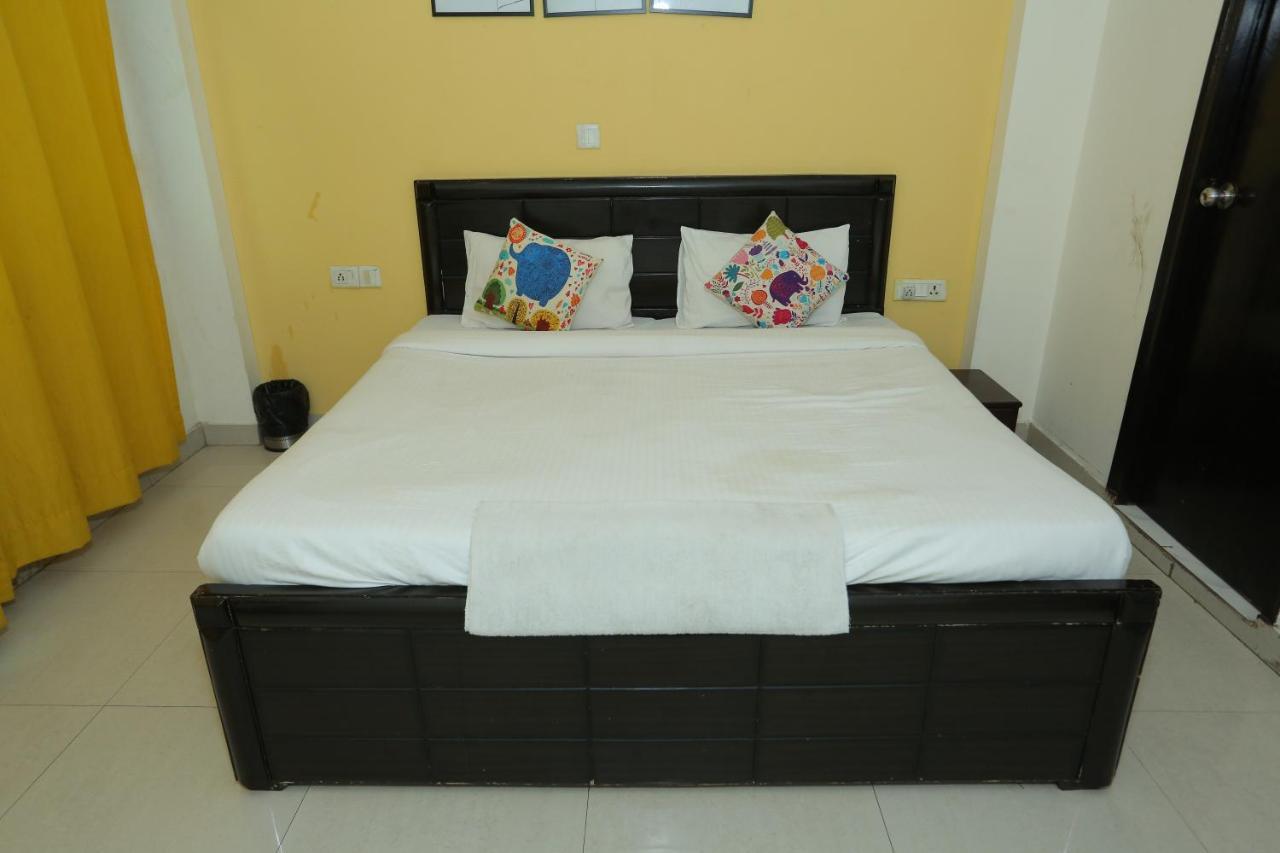 Hotel Roomshala 066 Red Stone - Paschim Vihar New Delhi