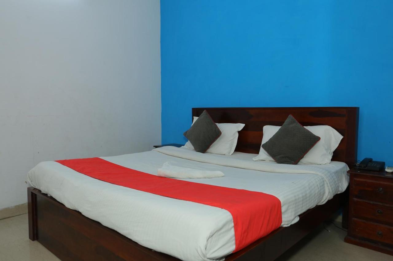 Roomshala 066 Red Stone - Paschim Vihar Hotel