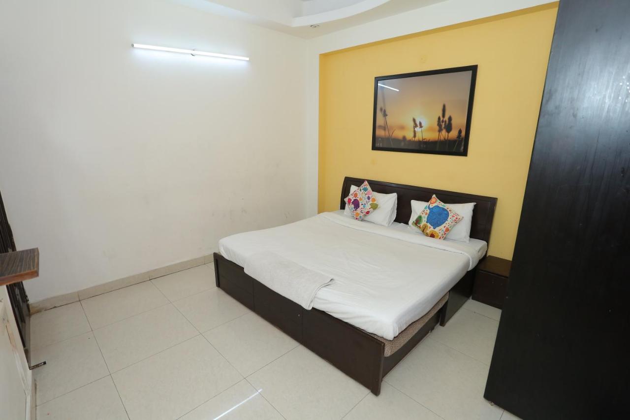 Roomshala 066 Red Stone - Paschim Vihar 3*