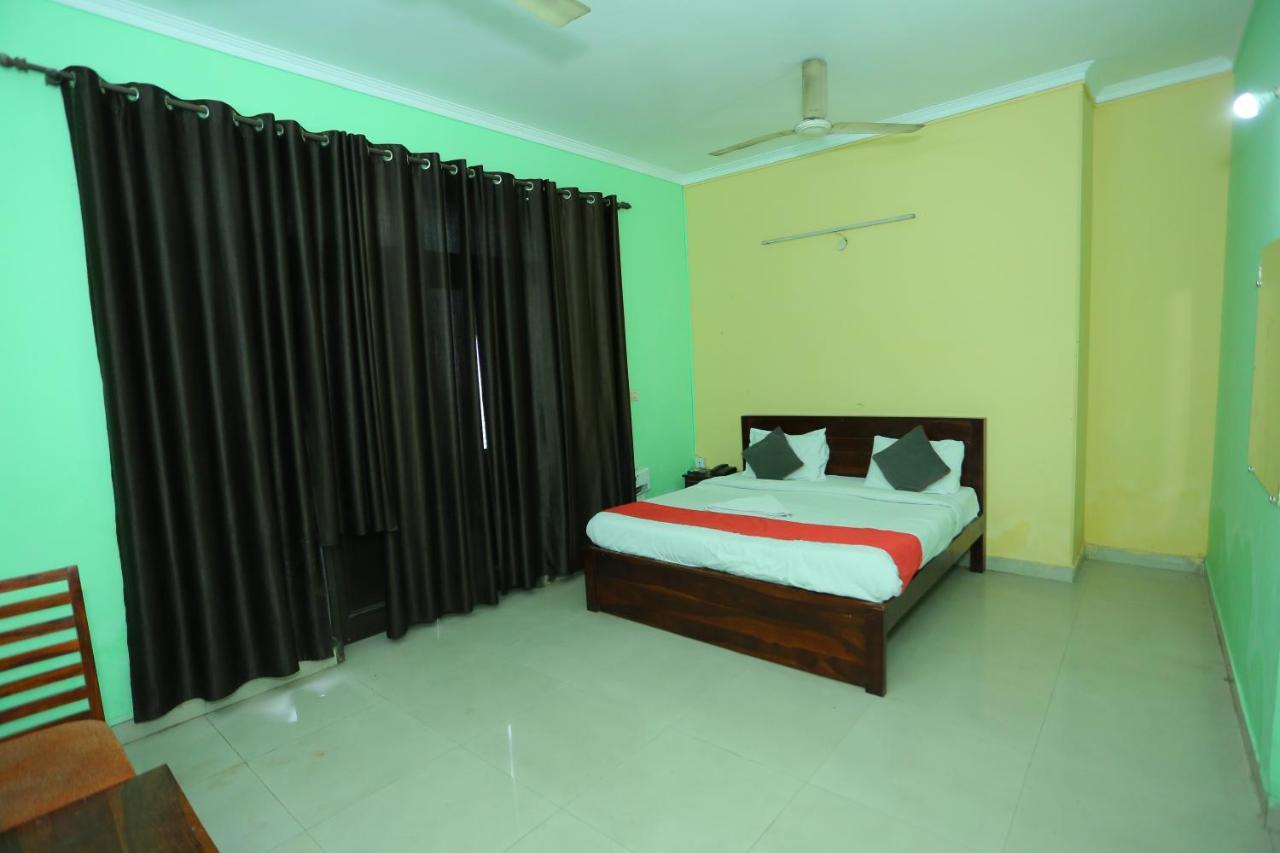 Roomshala 066 Red Stone - Paschim Vihar Hotel 3*