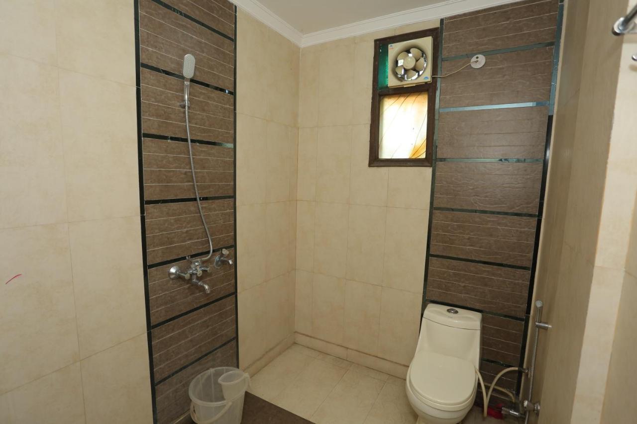 Hotel Roomshala 066 Red Stone - Paschim Vihar 3*