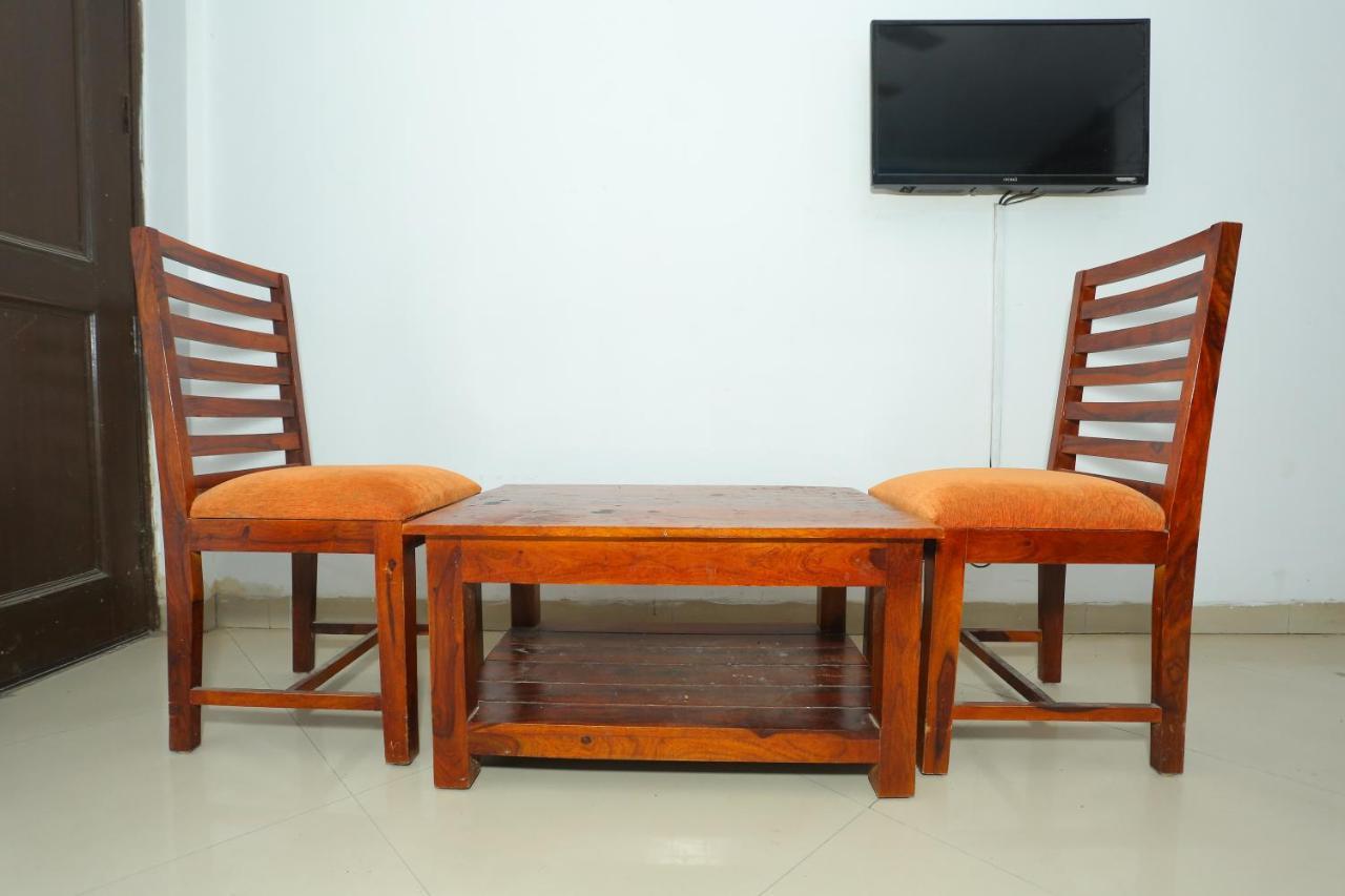 Roomshala 066 Red Stone - Paschim Vihar 3*