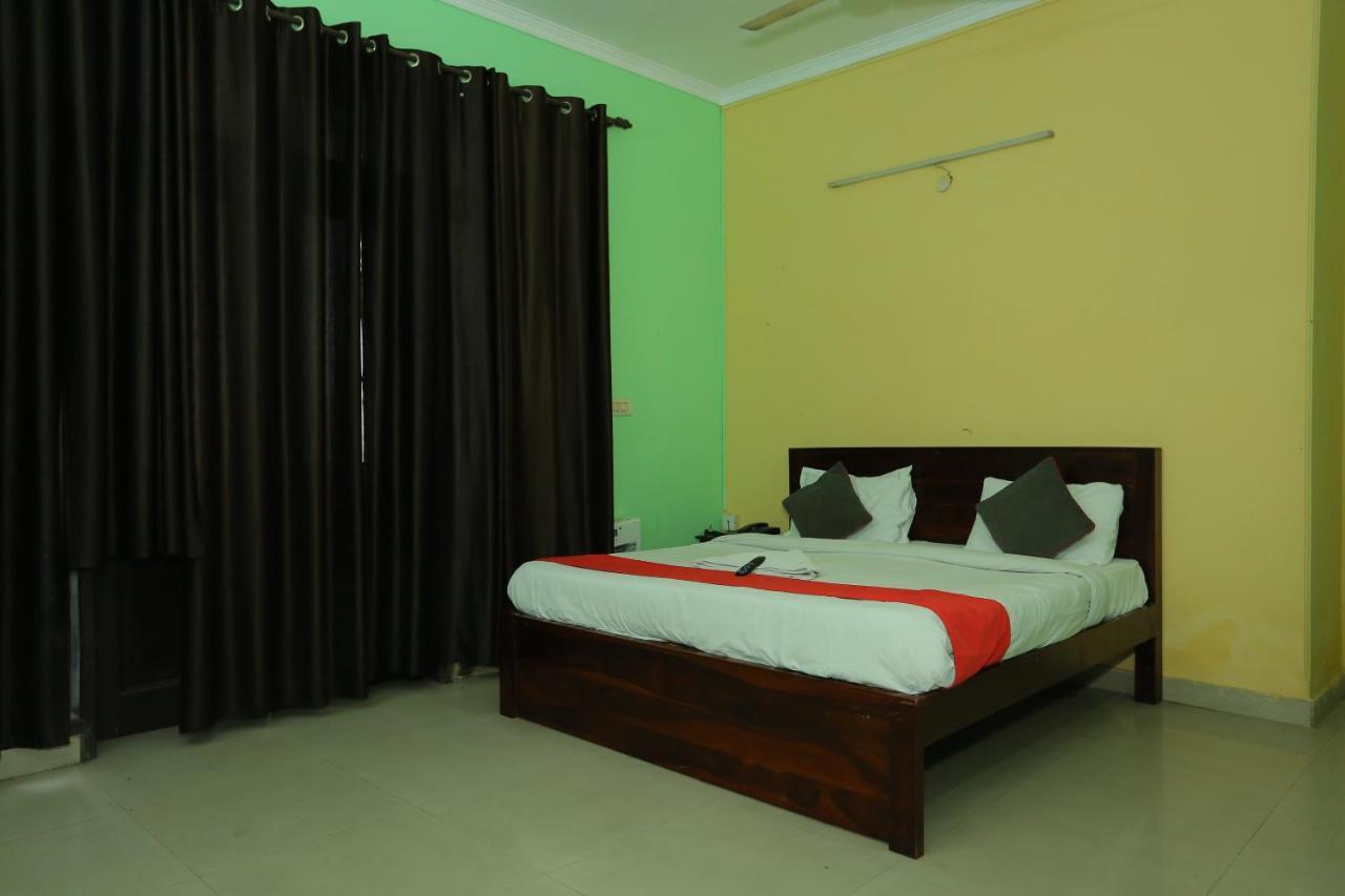 Roomshala 066 Red Stone - Paschim Vihar Hotel 3*