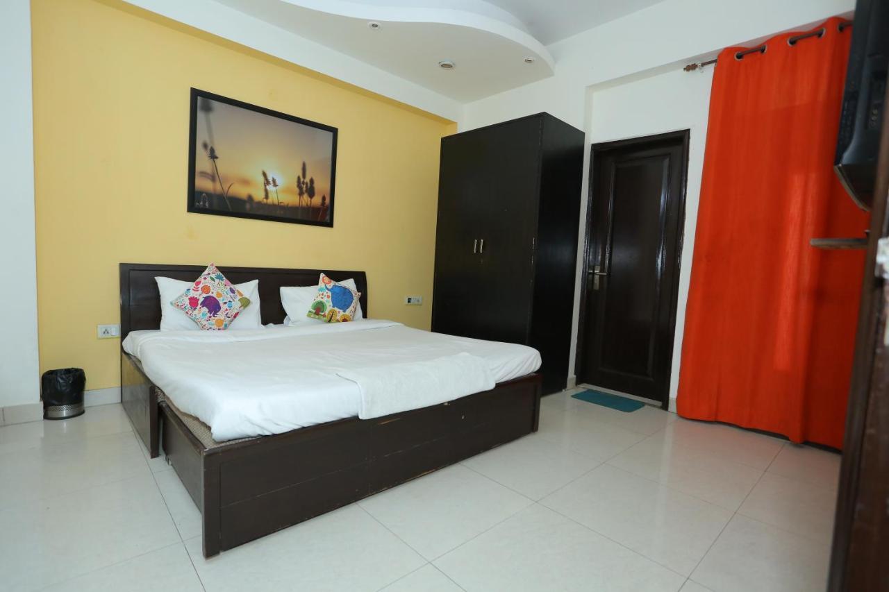 Hotel Roomshala 066 Red Stone - Paschim Vihar New Delhi