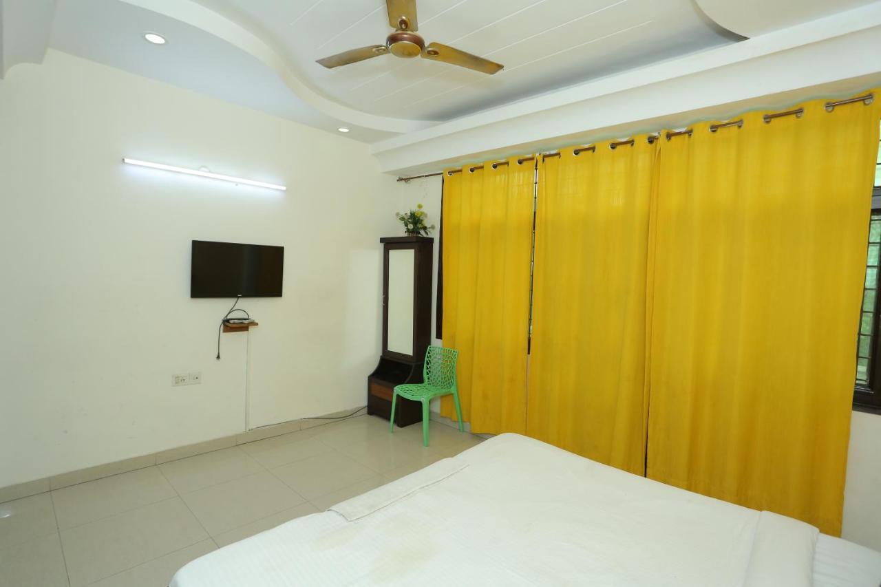 Roomshala 066 Red Stone - Paschim Vihar 3* New Delhi