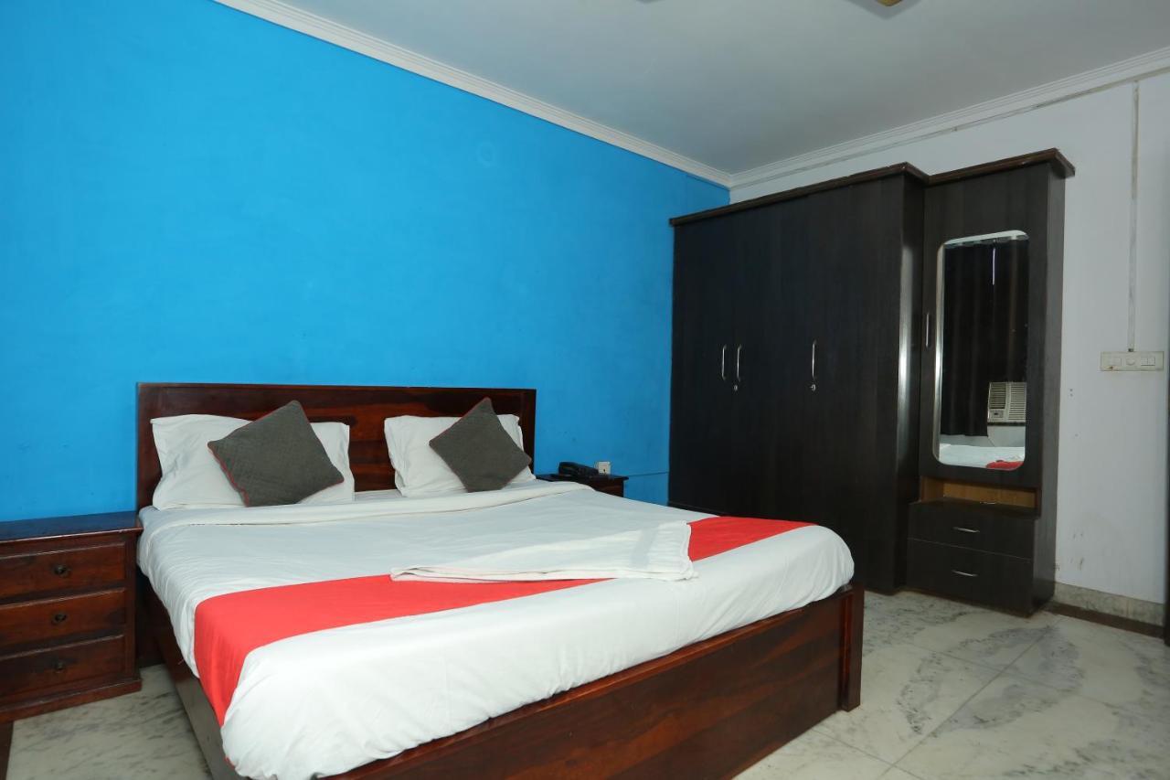 Roomshala 066 Red Stone - Paschim Vihar